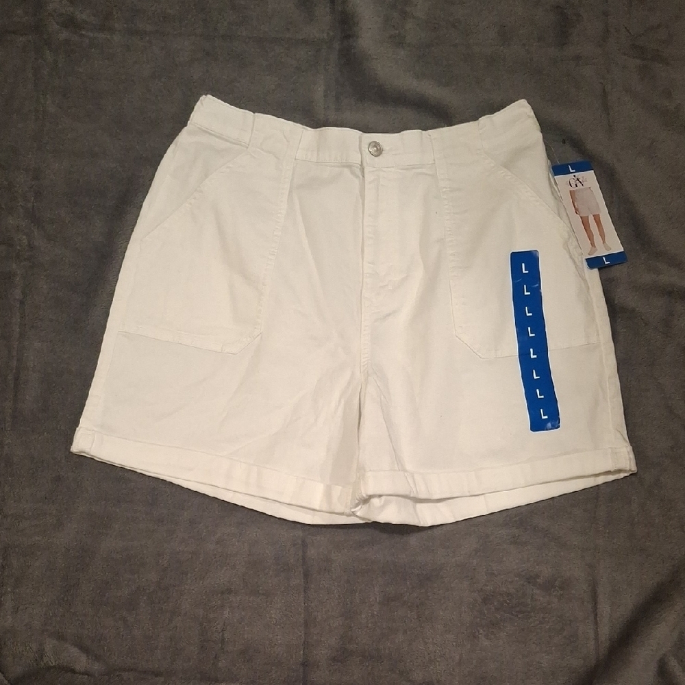 Gloria Vanderbilt White Bermuda Shorts
